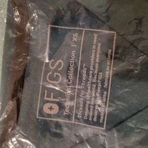 Figs leon three-pocket scrub top